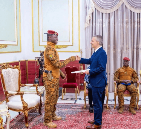 Le Capitaine Ibrahim Traoré et l'ambassadeur d'Israel Simon Seroussi. Capture d'écran X