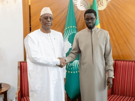 Le président actuel Bassirou Diomaye Faye et l'ancien président Macky Sall.